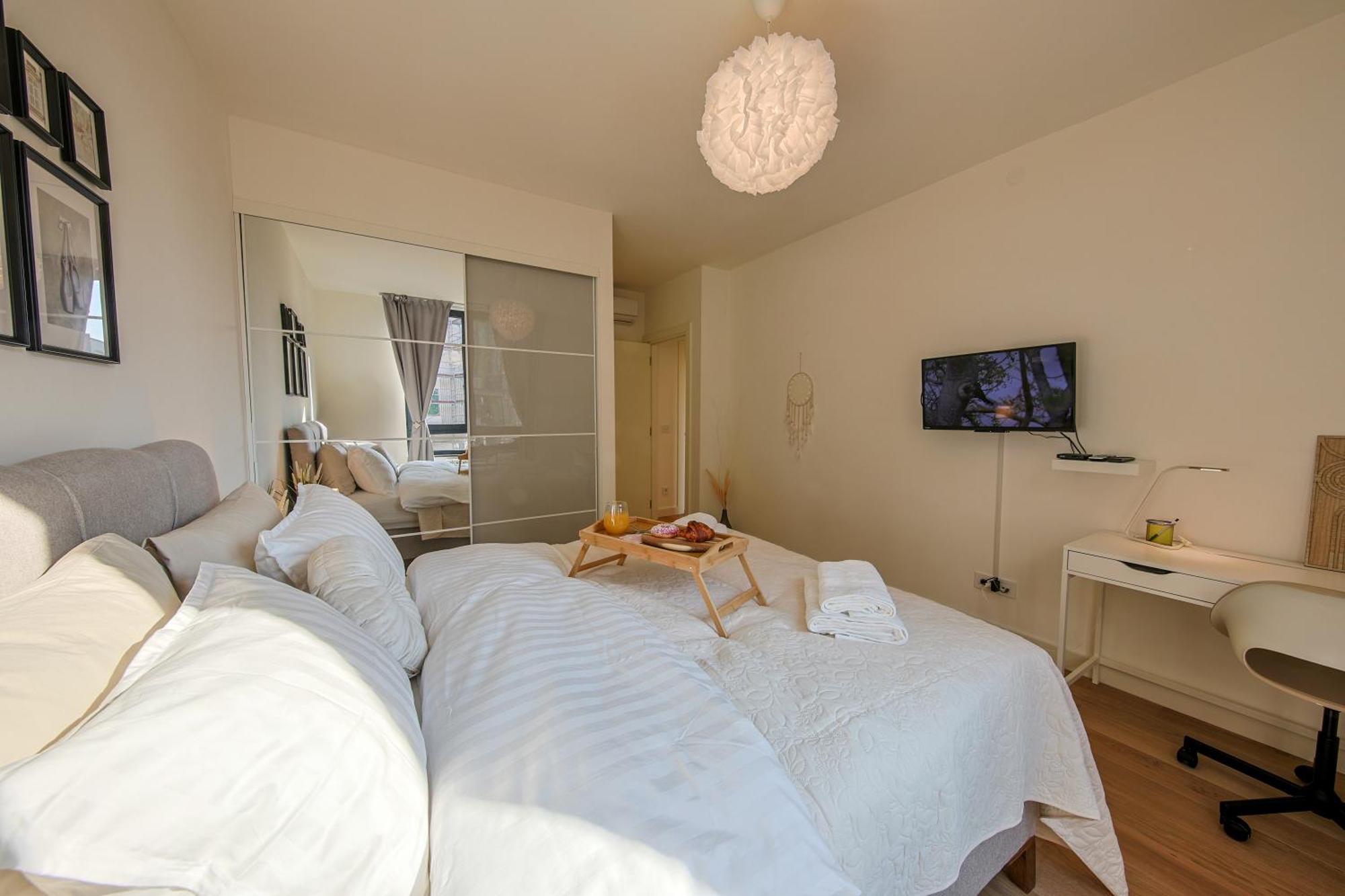 Eternal Lux Waterfront Apartment